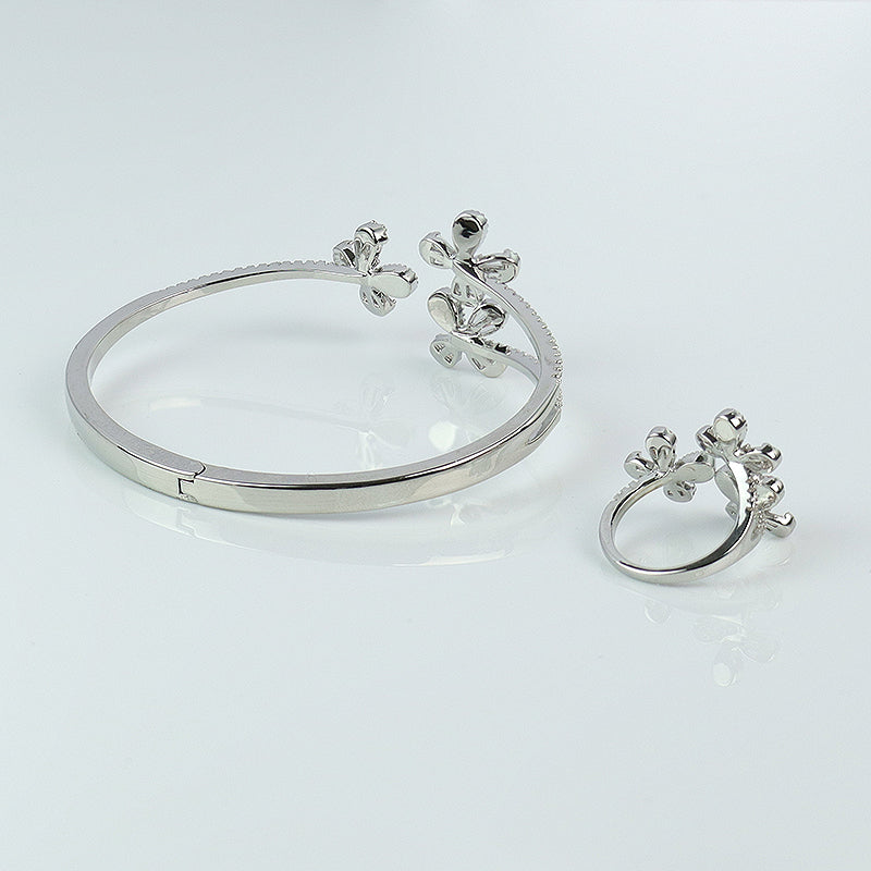 Petite Petal Trio Bangle LA053